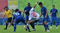 Pemain Sabah FA saat melakukan pelanggaran kepada sayap Persija, Riko Simanjutak, di Piala Gubernur Jatim di Stadion Kanjuruhan, Kabupaten Malang (13/2/2020). (Bola.com/Iwan Setiawan)