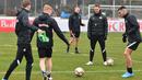 Pelatih RB Salzburg Matthias Jaissle (kedua kanan) mengawasi sesi latihan di Salzburg, Austria, 15 Februari 2022. RB Salzburg akan menjamu Bayern Munchen pada leg pertama babak 16 besar Liga Champions 2021/2022 di Stadion Red Bull Arena, Kamis (16/2/2022) dini hari WIB. (KERSTIN JOENSSON/AFP)