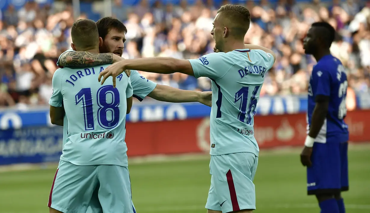Para pemain Barcelona merayakan gol yang dicetak Lionel Messi, ke gawang  Alaves pada laga La Liga di Stadion Mendizorrotza, Sabtu (26/8/2017). Barcelona menang 2-0 atas Alaves. (AP/Alvaro Barrientos)