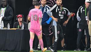 Penyerang Argentina Inter Miami bernomor punggung 10, Lionel Messi, meninggalkan lapangan selama pertandingan musim reguler Major League Soccer (MLS) antara Inter Miami CF dan Philadelphia Union di Stadion Nu di Miami, Florida, pada 25 Mei 2026. Lionel Messi keluar dari pertandingan Major League Soccer Inter Miami melawan Philadelphia Union karena cedera kaki pada 25 Mei, hanya beberapa minggu sebelum dimulainya Piala Dunia. Superstar Argentina, Messi, diganti pada menit ke-73 setelah memegang bagian belakang kaki kirinya dan meminta untuk keluar lapangan. (CHANDAN KHANNA/AFP)