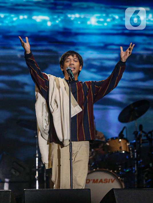 Grup band D'Masiv menghibur penonton Titik Kumpul Festival 2024 di Stadion Madya GBK, Jakarta Pusat, Sabtu (27/4/2024). (Liputan6.com/Angga Yuniar)