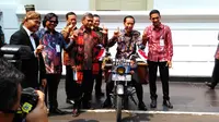 Presiden Jokowi mencoba naik ke motor literasi. (Liputan6.com/Ahmad Romadoni)