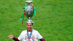 Cristiano Ronaldo kawinkan gelar Juara Piala Eropa 2016 dan Liga Champions 2016 setelah Portugal mengalahkan Prancis 1-0 pada laga final Piala Eropa 2016 di Stade de France, Saint-Denis, Senin (11/7/2016) dini hari WIB. (Reuters/Charles Platiau)