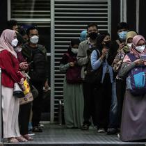 Calon penumpang menunggu bus di halte Transjakarta kawasan Jalan Thamrin, Jakarta, Selasa (17/5/2022). Presiden Joko Widodo atau Jokowi mengumumkan kebijakan pelonggaran penggunaan masker karena situasi pandemi COVID-19 di Indonesia sudah menunjukkan perbaikan. (Liputan6.com/Faizal Fanani)