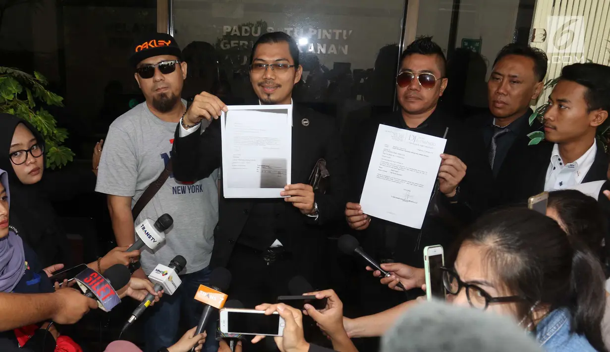 Pengacara pedangdut Saipul Jamil, Deddy DJ (tengah) memberi pernyataan di PN Jakarta Utara, Senin (21/1). Menurut Deddy, hukaman Saipul Jamil akan mengikuti putusan pertamanya di PN Jakarta Utara yakni tiga tahun penjara. (Kapanlagi.com/Bayu Herdianto)