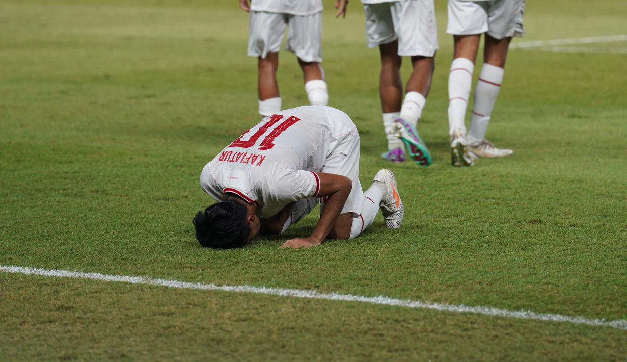 Sujud syukur Kafiatur Rizky usai membobol gawang Timnas Timor Leste U-19 dalam laga Grup A Piala AFF U-19 2024 di Stadion Gelora Bung Tomo, Surabaya, Selasa (24/7/2024). (Dok. PSSI).