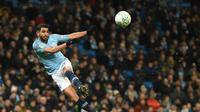 6. Riyad Mahrez - Kepindahan Marhez ke Man City tidak membuatnya berkembang. Ia justru sering terlihat di bangku cadangan karena Guardiola lebih memilih Bernardo Silva di sektor sayap. Ia akan diprediksi turun 2 rating. (AFP/Oli Scarff)