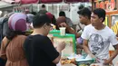 Pedagang melayani pembeli untuk berbuka puasa di sekitar Jalan Panjang Kelapa Dua, Jakarta, Selasa (7/5/2019). Beragam menu jajanan dijajakan pedagang musiman selama Ramadan. (Liputan6.com/Helmi Fithriansyah)