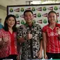 Sekjen PP PBSI, Achmad Budiharto (tengah) usai memberi keterangan terkait Kejurnas PBSI 2017 Gubernur Kepulauan Bangka Belitung di Jakarta, Jumat (24/11). Kejurnas digelar di Pangkalpinang pada 28 November-2 Desember. (Liputan6.com/Helmi Fithriansyah)