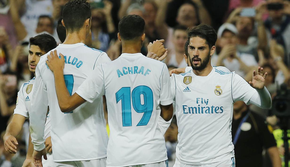Para pemain Real Madrid merayakan gol yang dicetak oleh Isco ke gawang Espanyol pada laga La Liga Spanyol, Minggu (1/10/2017). Real Madrid menang 2-0 atas  Espanyol. (AP/Paul White)