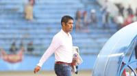 Pelatih Semen Padang, Nil Maizar saat menemani anak asuhnya  Pada laga Piala Jenderal Sudirman grup D di Stadion Manahan, Solo, Sabtu (12/12/2015). (Bola.com/Nicklas Hanoatubun)