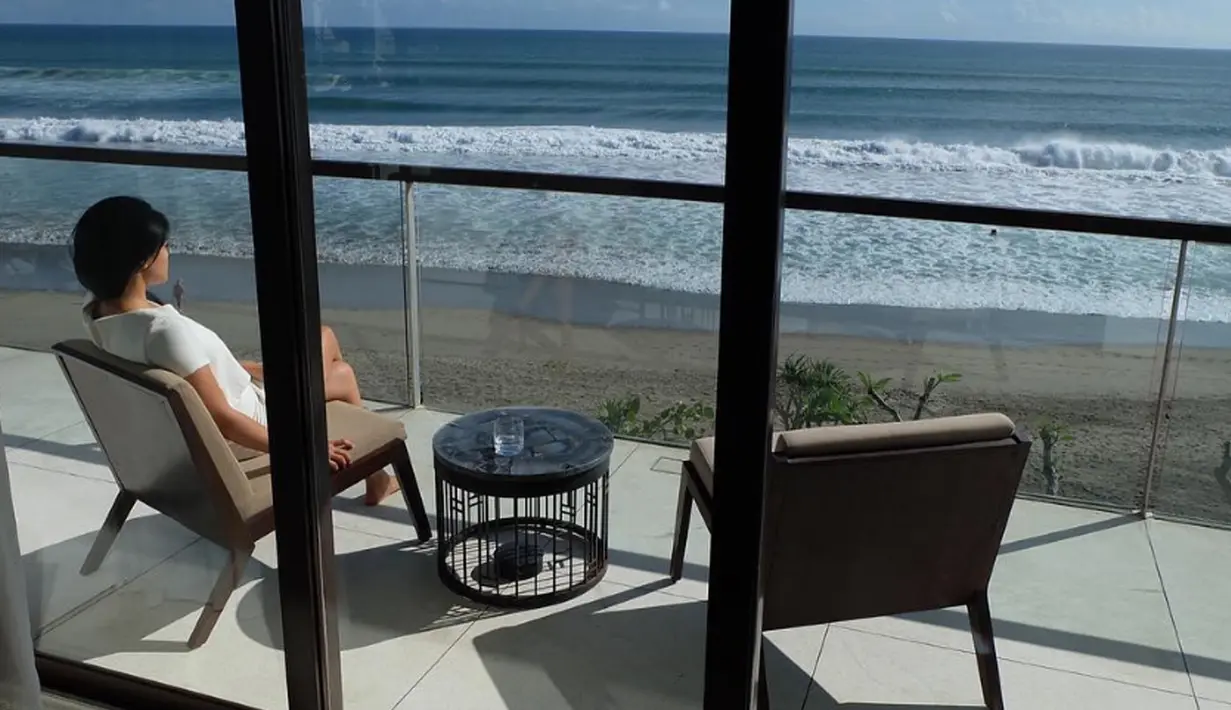 Titi Kamal menikmati pemandangan hamparan laut dari hotel tempat ia dan keluarga menginap. Foto ini diambil saat Titi dan keluarga kecilnya mengisi liburan di Bali. (instagram.com/titi_kamall)