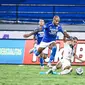 Bek kanan PSIS Semarang, Taufik Hidayat, melancarkan tekel kepada penyerang asing Persib Bandung, David Da Silva. (Dok. PSIS Semarang)