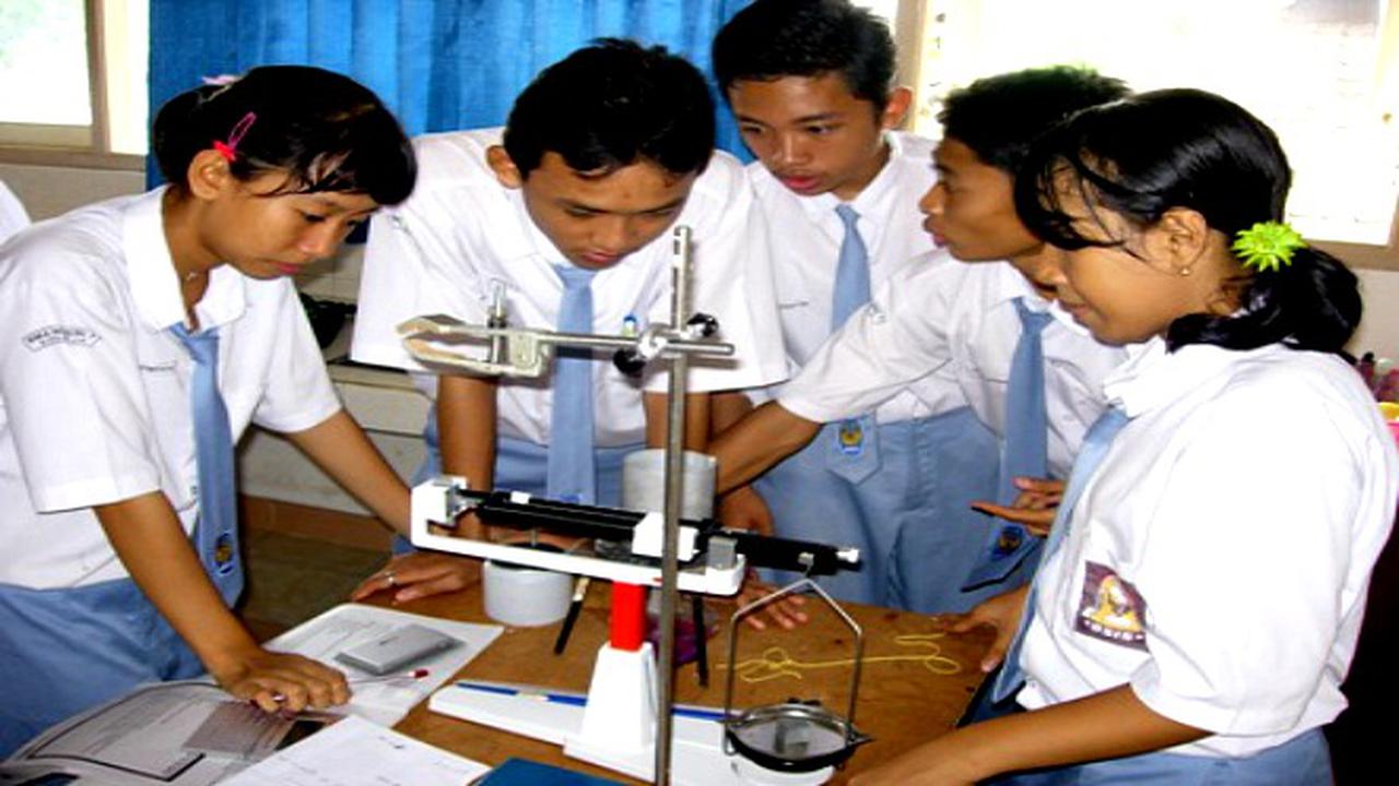 Ilustrasi Kegiatan Belajar di SMA
