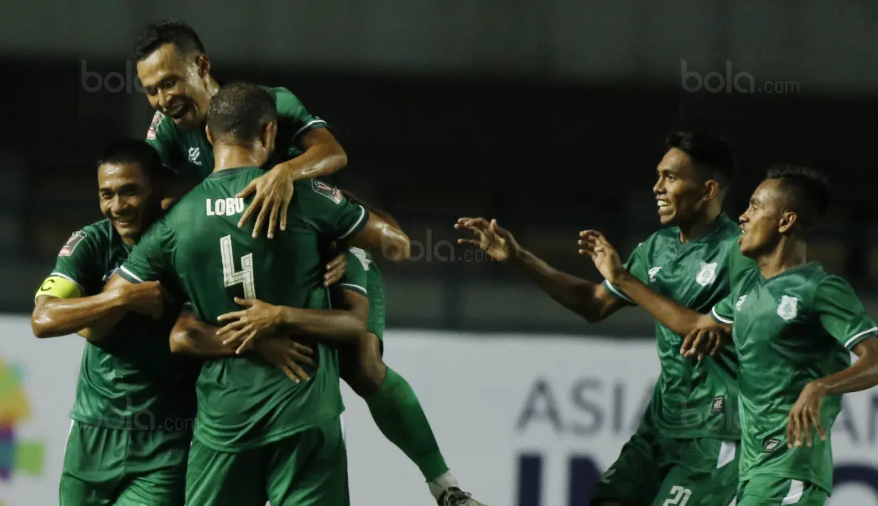 Pemain PSMS Medan merayakan gol saat pertandingan melawan PSM Makassar pada laga Piala Presiden di Stadion GBLA, Bandung, Selasa (16/1/2018). PSMS Medan menang 2-1 atas PSM Makassar. (Bola.com/M Iqbal Ichsan)