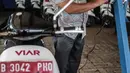 Petugas menunjukan indikator pengecasan baterai motor listrik pengisian daya motor listrik di Taman Marga Satwa Ragunan, Jakarta, Kamis (13/12). Pemprov DKI menerima hibahan 50 unit motor listrik Viar Q1. (Liputan6.com/Faizal Fanani)