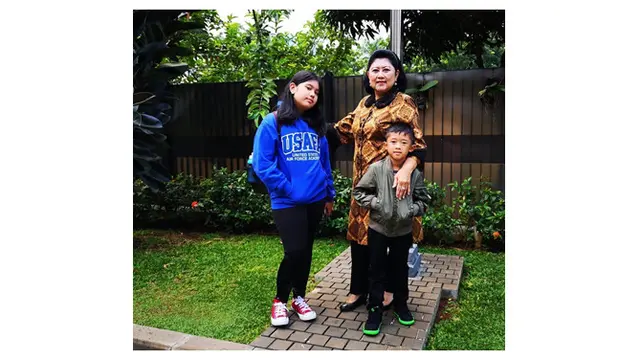 Potret Kedekatan Ani Yudhoyono Bersama Cucu-cucunya