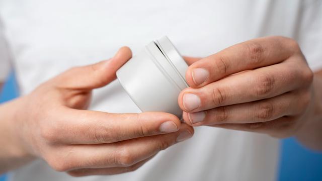 Ilustrasi mengoles produk rambut