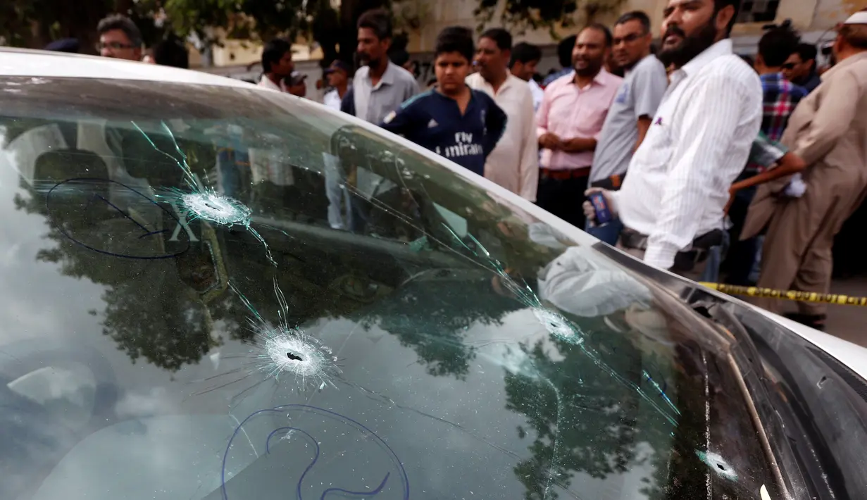 Lubang pada kaca mobil milik penyanyi Sufi Amjad Sabri di Karachi, Pakistan, Rabu (22/6). Amjad Sabri tewas ditembak oleh pria tak dikenal. (REUTERS / Akhtar Soomro)