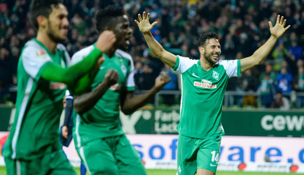 Claudio Pizarro. Striker berusia 43 tahun yang pensiun di Werder Bremen Juli 2020 ini menjadi pencetak hattrick tertua di Liga Jerman saat Werder Bremen menang 4-1 atas tuan rumah Bayer Leverkusen pada pekan ke-24 musim 2015/2016, 2 Maret 2016, saat berusia 37 tahun dan 150 hari. (AFP/Nigel Treblin)