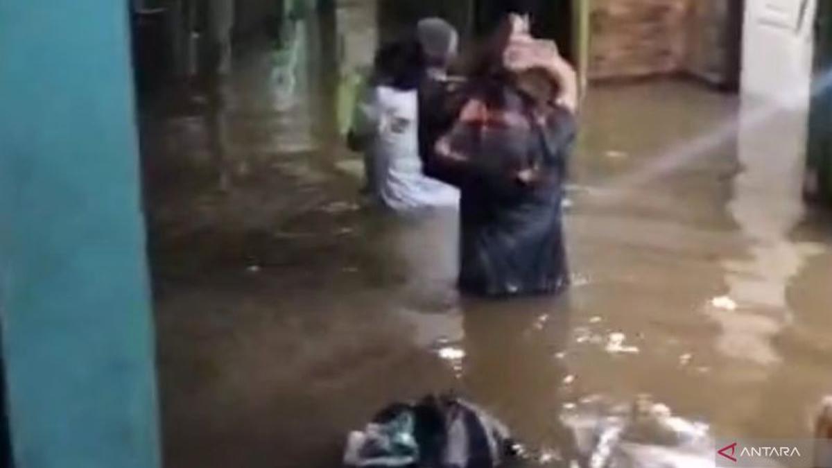 Banjir Satu Meter Lebih Rendam Kebon Pala Jaktim, Warga Masih Bertahan di Rumah