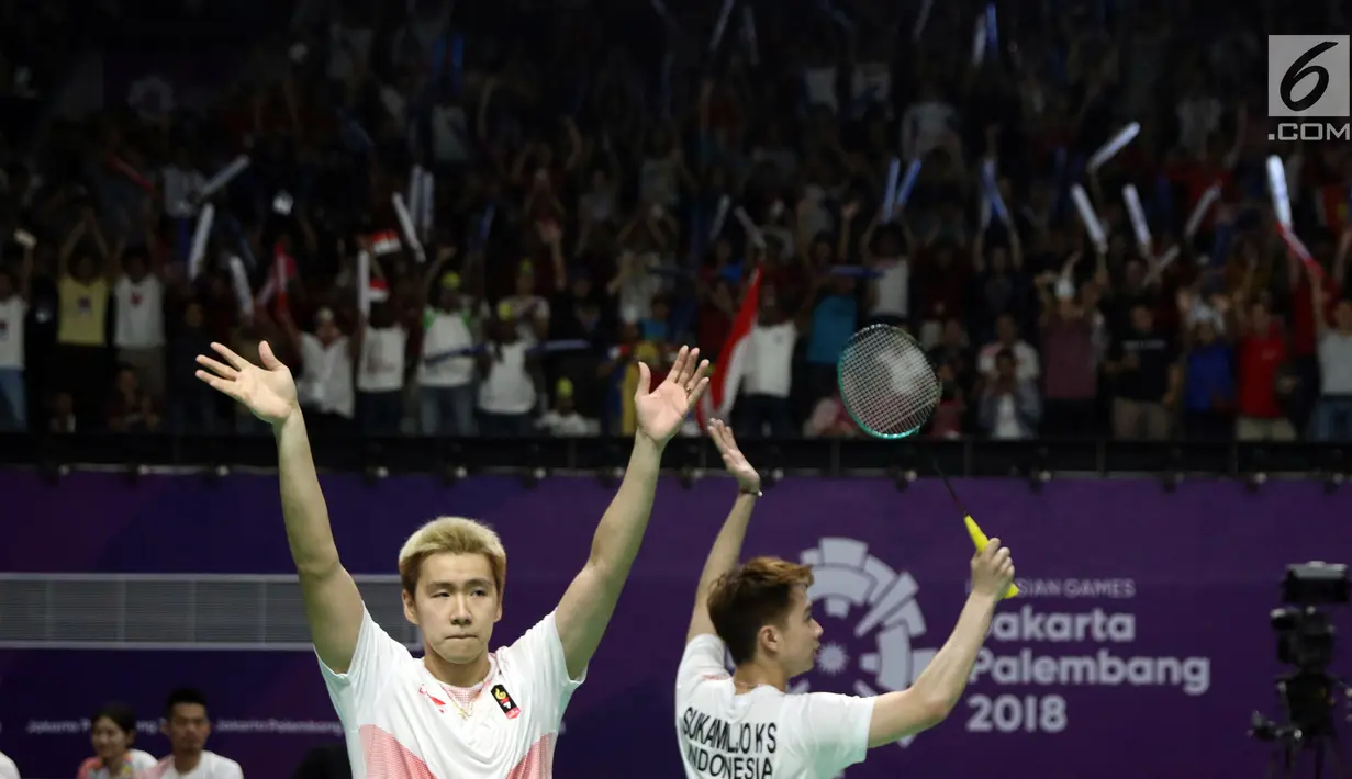 Ganda putra Indonesia, Marcus F Gideon/Kevin S Sukamuljo merayakan kemenangan usai melawan pemain China Li Junhui/Liu Yuchen pada final Beregu Putra Asian Games 2018 di Istora Kompleks GBK, Rabu (22/8). (Liputan6.com/Helmi Fithriansyah)