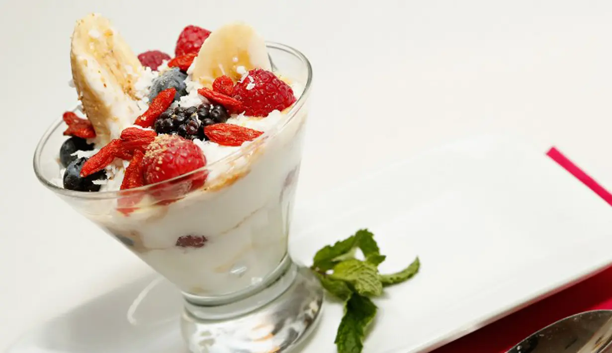 Konsumsi yogurt plain setiap hari. Yogurt kaya akan lactobacillus yang membantu dalam mengembalikan tingkat pH normal vagina.  (huffingtonpost.com)
