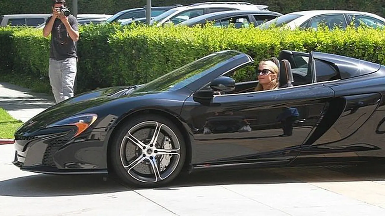 Asyiknya Paris Hilton Jalan-jalan Pakai McLaren 650s