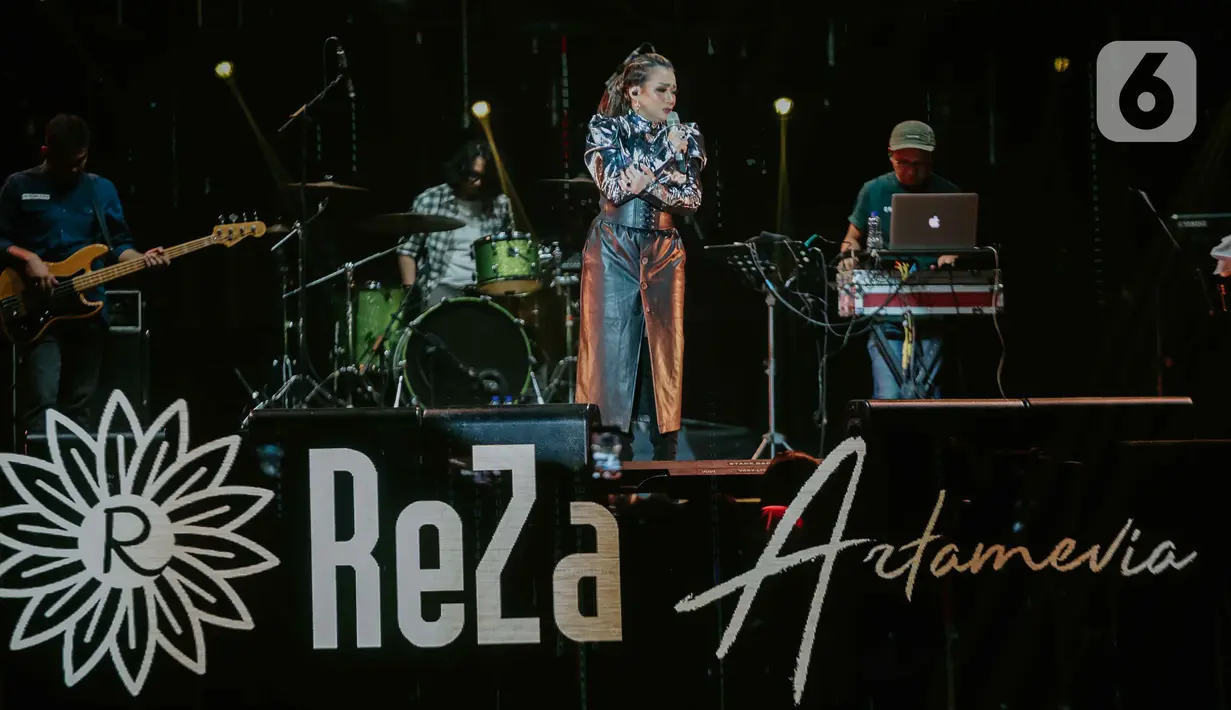 Penampilan penyanyi Reza Artamevia dalam Festival Tamagochill di Tennis Indoor Senayan, Jakarta, Jumat (22/11/2019). Reza mengobati rindu para penggemar dengan membawakan sejumlah lagu hits di antaranya Berharap Tak Terpisah, Satu yang Tak Bisa Lepas, dan Pertama. (Liputan6.com/Faizal Fanani)