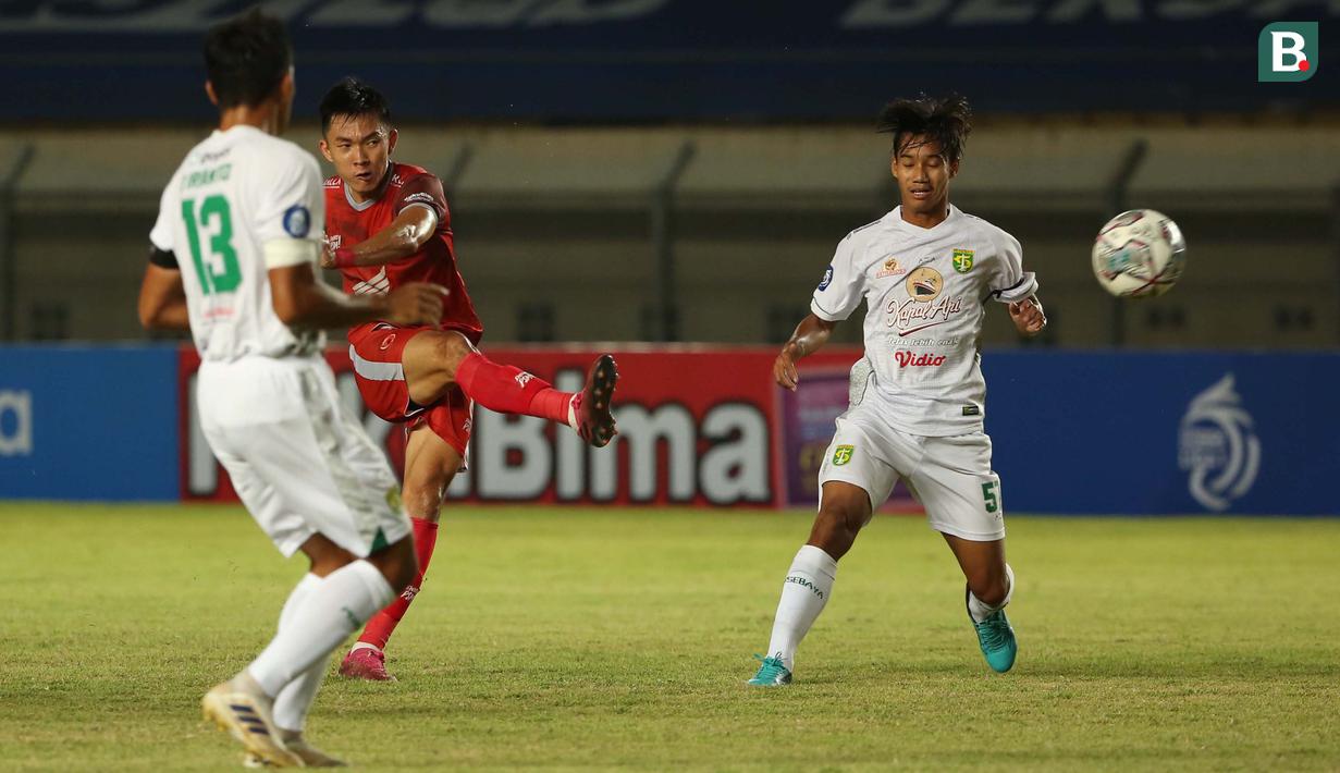 PSM justru kembali menebar ancaman ke gawang Persebaya lewat Sutanto Tan. Dia melepas tembakan keras dari luar kotak penalti yang masih berhasil diantisipasi dan ditepis oleh Ernando Ari Sutaryadi. (Bola.com/Ikhwan Yanuar)