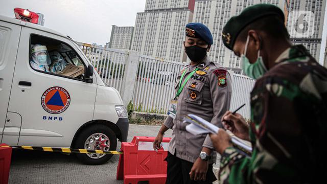 FOTO: Kesibukan Tim Medis Bawa Pasien COVID-19 ke Wisma Atlet