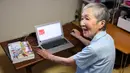 Masako Wakamiya (82) menggunakan laptop di rumahnya daerah Fujisawa, Prefektur Kanagawa, Jepang, 13 Juli 2017. Wakamiya kini menyandang predikat sebagai pengembang atau developer aplikasi berusia paling tua di raksasa gadget Apple. (Kazuhiro NOGI/AFP)