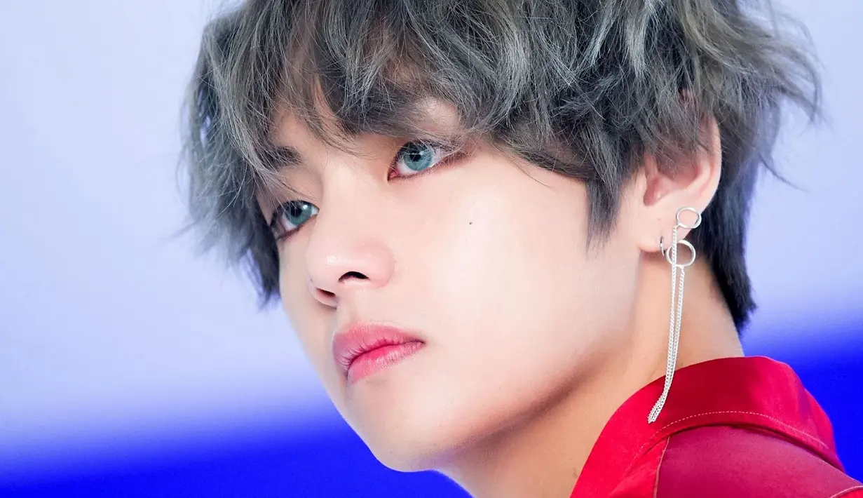 Berkat wajahnya yang tampan, tidak heran jika V BTS mempunyai banyak penggemar wanita. Ketampanan V seakan bertambah saat ia mengenakan eyeliner. (Foto: koreaboo.com)