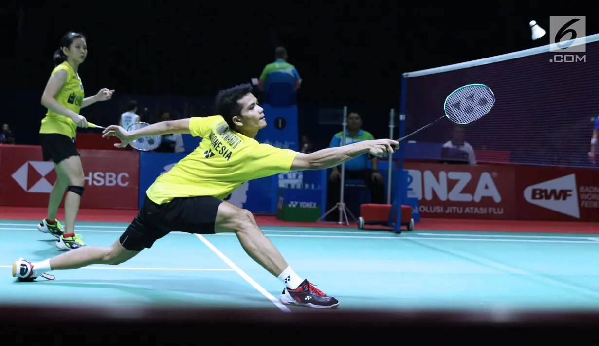 Ganda campuran Indonesia, Ricky Karandasuwardi/Debby Susanto mengembalikan kok ke arah Hafiz Faizal/Gloria Emanuelle Widjaja pada 8 besar Indonesia Open 2018 di Istora GBK, Jakarta, Jumat (6/7). Hafiz/Gloria unggul. (Liputan6.com/Helmi Fithriansyah)