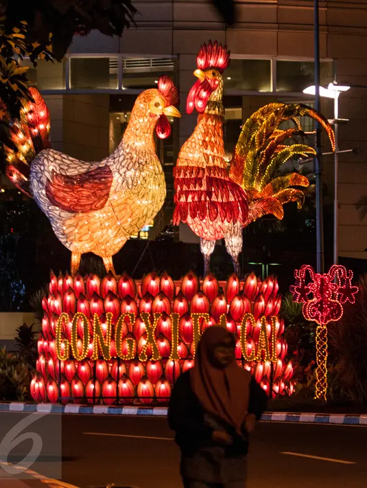 Lampion berbentuk ayam di kawasan Sudirman Central Business District (SCBD), Jakarta, Kamis (26/1). Pemasangan lampion ini dalam rangka menyambut perayaan Imlek 2017. (Liputan6.com/Gempur M Surya)