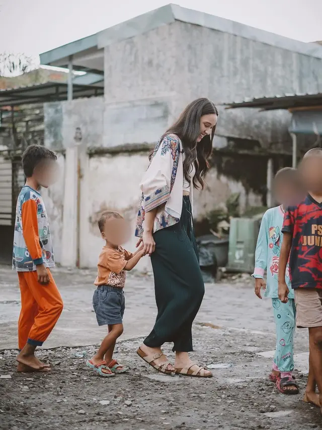 8 Potret Yasmin Napper Kunjungi Rumah Singgah ADHA, Berbagi Kebaikan