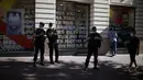 Polisi anti huru-hara Prancis mengamati warga yang mengenakan masker di Marseille, Selasa (18/8/2020). Pemerintah Prancis mengirim polisi anti huru hara ke wilayah Marseille untuk membantu menegakkan peraturan penggunaan masker saat negara itu mencatat lonjakan kasus COVID-19. (AP Photo/Daniel Cole)