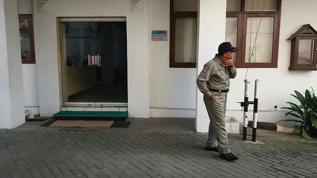 Kantor Dinas Bupati Purbalingga sepi tanpa aktivitas, kecuali Satpol PP yang bertugas. (Foto: Liputan6.com/Muhamad Ridlo)