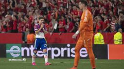 Ekspresi pemain Juventus setelah dikalahkan Sevilla dalam pertandingan leg kedua semifinal Liga Europa 2022/2023 di Estadio Ramos Sanchez Pizjuan, Jumat (19/05/2023) dini hari WIB. (AFP/Jorge Guerrero)