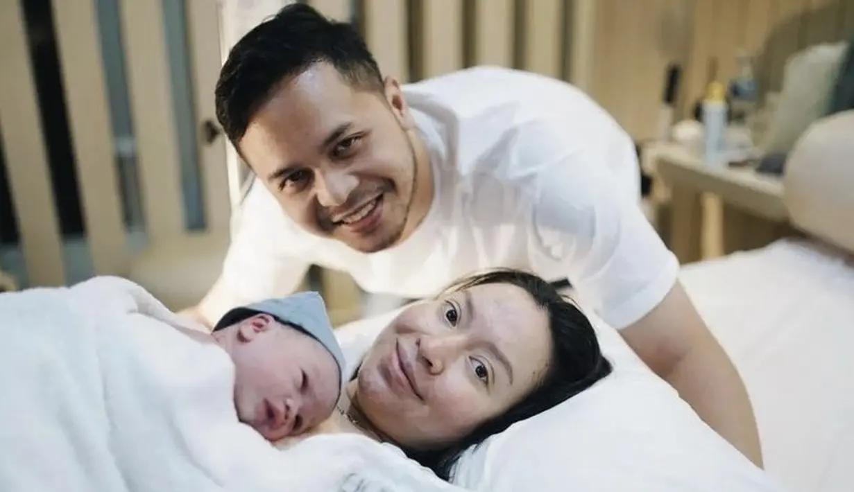 <p>Karina Nadila pun melahirkan putri pertamanya pada 7-7-2022, dalam potret tersebut didampingi suami, Karina tampak dengan wajah glowing usai melahirkan.</p>
