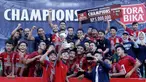 Para pemain UPI foto bersama usai menjuarai Torabika Campus Cup 2017 di Gor Jati Padjajaran, Jatinangor, Kamis (28/9/2017). UPI menang adu penalti atas Unigal. (Bola.com/M Iqbal Ichsan)