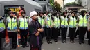 Petugas Polisi Wanita berhijab berjaga di depan PN Jakarta Utara saat sidang kasus dugaan penodaan agama dengan terdakwa Basuki Tjahaja Purnama, Selasa (27/12). Sidang beragendakan putusan sela dari majelis hakim. (Liputan6.com/Helmi Fithriansyah)