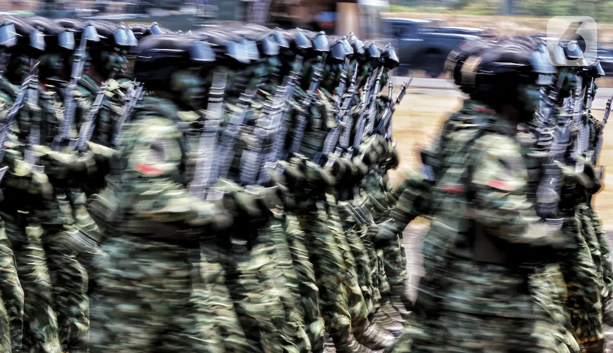 Prajurit saat mengikuti parade upacara peringatan HUT ke-74 TNI di Taxy Way Echo Lanud Halim Perdanakusuma, Jakarta Timur, Sabtu (5/10/2019). HUT ke-74 TNI mengangkat tema 'TNI Profesional Kebanggaan Rakyat'. (Liputan6.com/JohanTallo)
