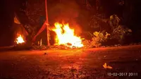 Musholla dan isinya termasuk Al Quran dan peralatan sholat dibakar pekerja pabrik semen, Jumat (10/2/2017) malam. (foto : @omahekendeng / edhie prayitno ige)