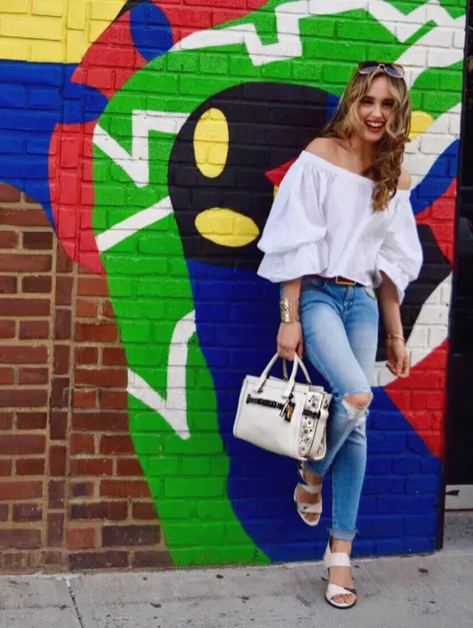 Perpaduan jeans dan baju model sabrina membuat Cinta Laura semakin cantik. (Foto: instagram.com/claurakiehl)