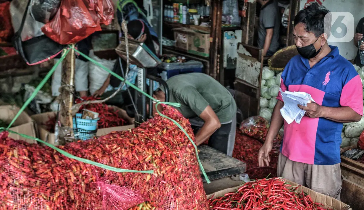 Warga saat membeli cabai di Pasar Induk Kramat Jati, Jakarta Timur, Kamis (6/1/2022). Sementara untuk harga cabai merah keriting saat ini dibanderol kisaran Rp40 ribu per kilogram dari sebelumnya Rp60 ribu per kilogram. (merdeka.com/Iqbal S. Nugroho)