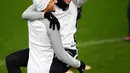 Penyerang PSG, Neymar saat digendong gelandang Marquinhos saat sesi latihan di Saint-Germain-en-Laye, Paris, Prancis (4/12). PSG akan bertanding melawan klub Jerman Bayern Munchen pada grup B Liga Champions di Allianz Arena. (AFP Photo/Franck Fife)