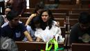 Damayanti Wisnuputranti dipeluk anaknya saat menjalani sidang pembacaan tuntutan di Pengadilan Tipikor Jakarta, Senin (29/8). Damayanti tak bisa menyembunyikan kesedihannya saat mengikuti sidang pembacaan tuntutan. (Liputan6.com/Faizal Fanani)