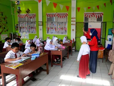 Siswa mengikuti kegiatan belajar mengajar tanpa ada guru yang hadir di SDN Pondok Cina 1, Depok, Jawa Barat, Senin (14/11/2022). Orang tua murid hingga relawan menjadi guru dadakan untuk mengajar siswa dan siswi SDN Pondok Cina 1. (merdeka.com/Arie Basuki)