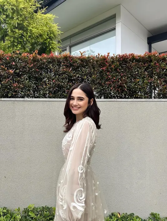 Syifa Hadju dengan outfit Lebaran yang cantik pamer senyum menawan. [Foto: Instagram/syifahadju]